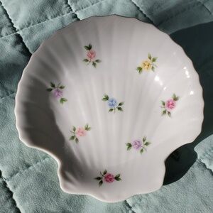 Floral shell-shaped trinket dish, great condition